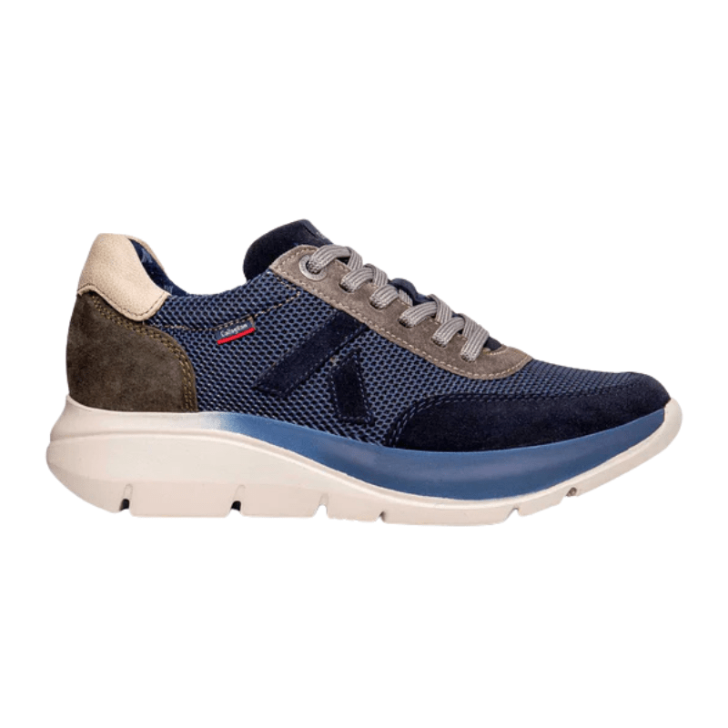 Marinblå CallagHan damsneaker i mocka och mesh, sedd från sidan med ljusa snören och tjock sula