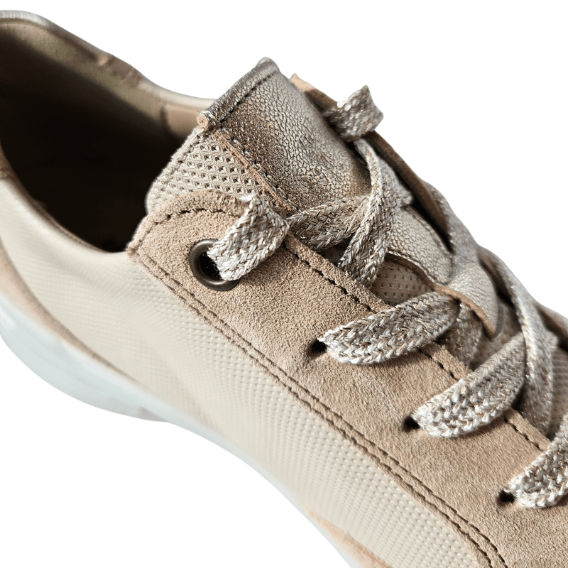 Närbild på snörningen och den beiga mockan och meshen på Hartjes damsneaker