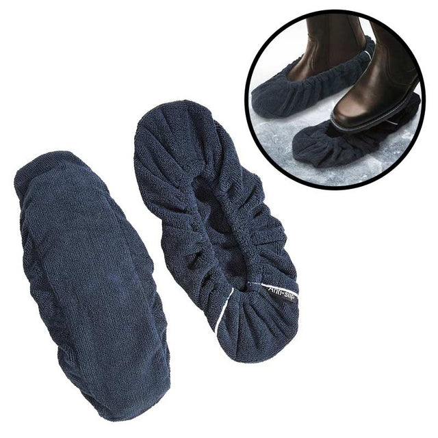 Två mörkblå halkskydd till skor, ett med "Anti-slip"-etikett, och en inzoomning av dem i bruk på svarta stövlar