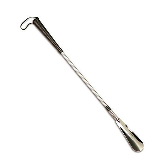 Långt flexibelt skohorn i silverfärg med svart räfflat handtag och handledsrem, diagonalt mot vit bakgrund