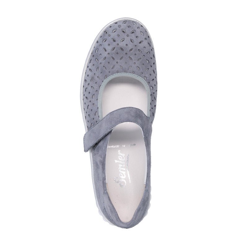 Semler ballerinasko i blå/grå nubuck sedd uppifrån, med perforerat mönster och Semler-logga på innersulan