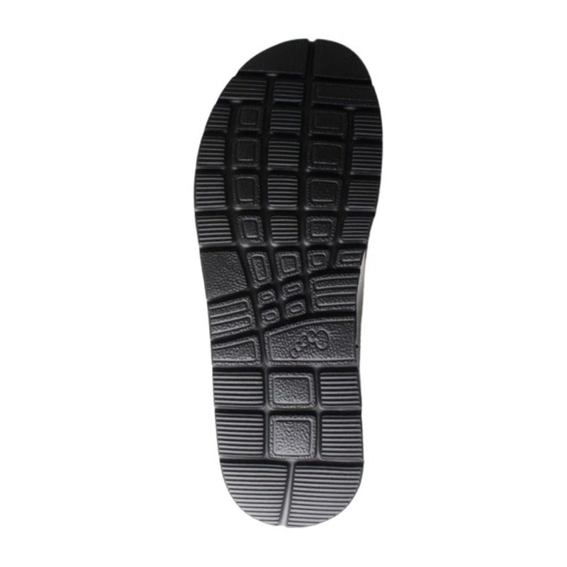 Detaljbild av den svarta yttersulan på en New Feet vinterkänga med tydligt mönster för bra grepp