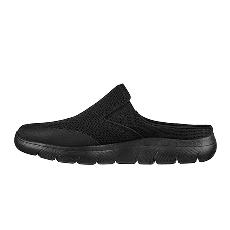 Svart Skechers slip-in herrsneaker från sidan, med fokus på den öppna hälen och den svarta sulan