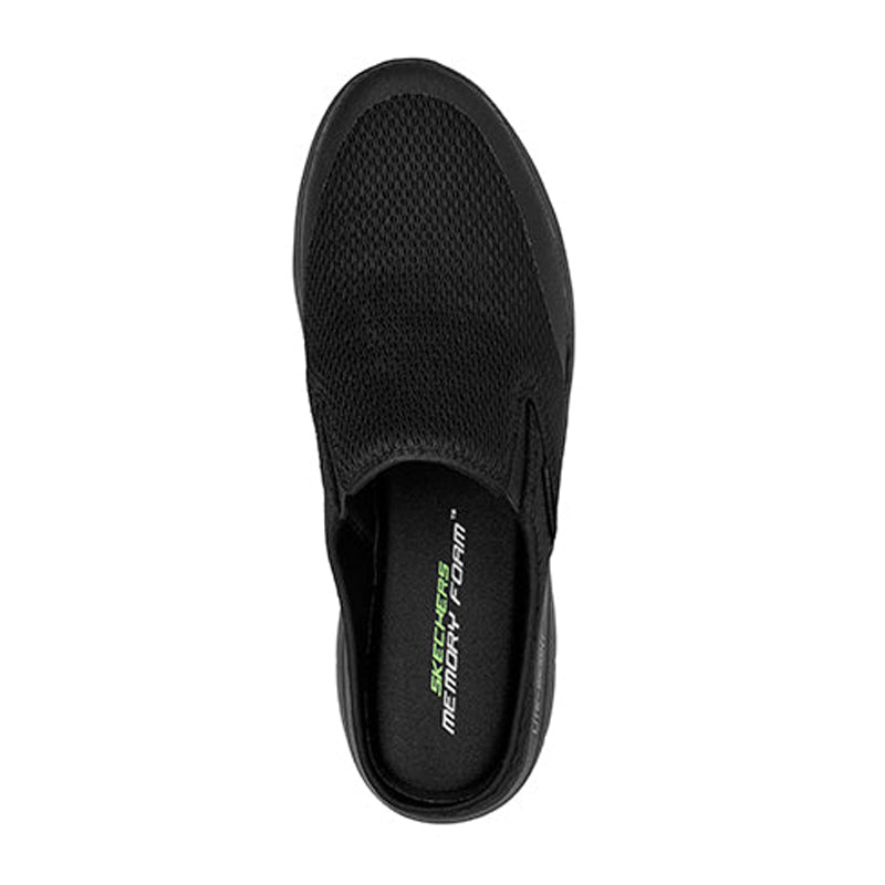 Svart Skechers slip-in herrsneaker sedd uppifrån, med mesh-ovandel och texten 'MEMORY FOAM' på innersulan