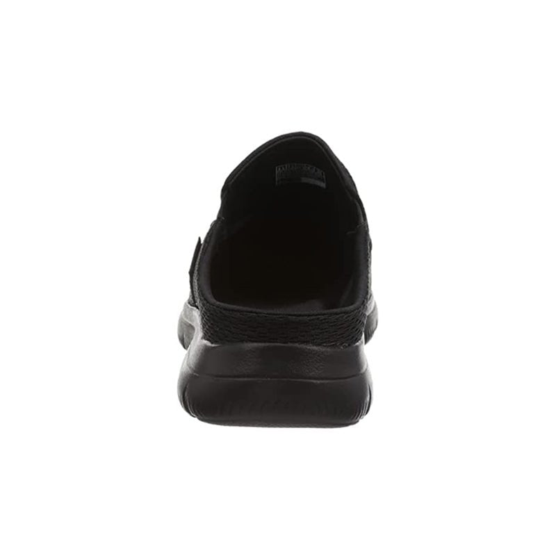 Svart Skechers slip-in herrsneaker sedd bakifrån, med den öppna hälen och den tjocka svarta sulan