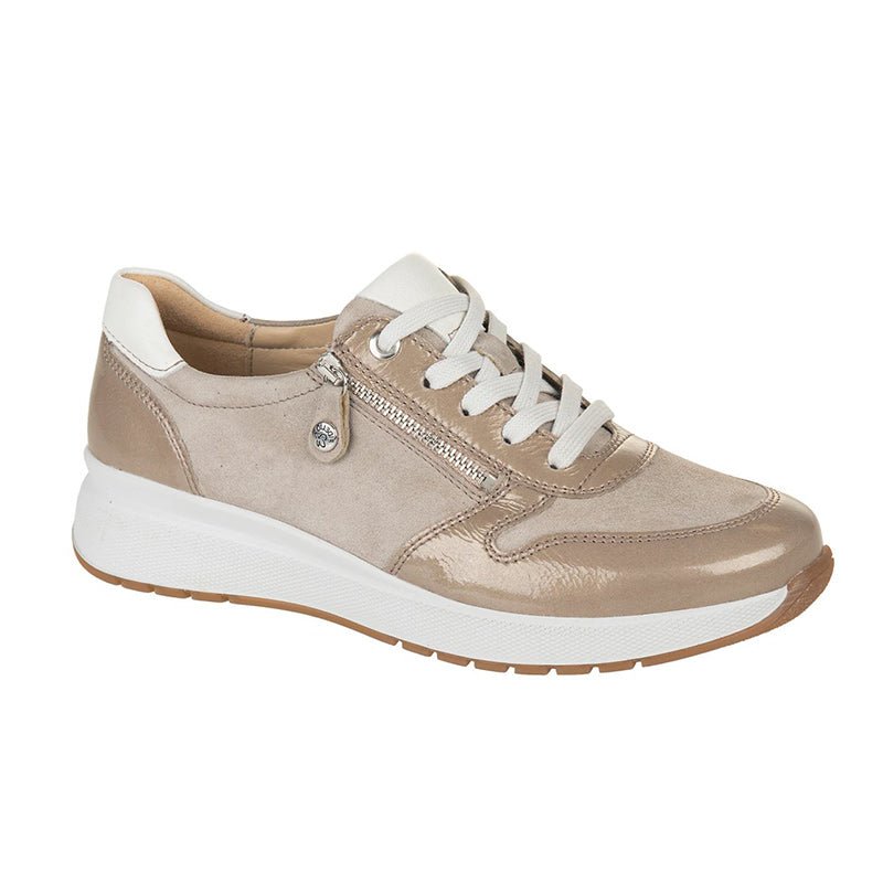 Beige Fidelio damsneaker med vita snören och dragkedja, sedd snett framifrån