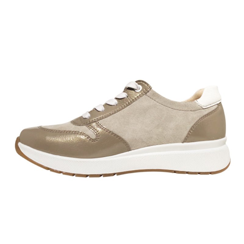 Beige Fidelio damsneaker med vit sula och glansiga detaljer, sedd från sidan
