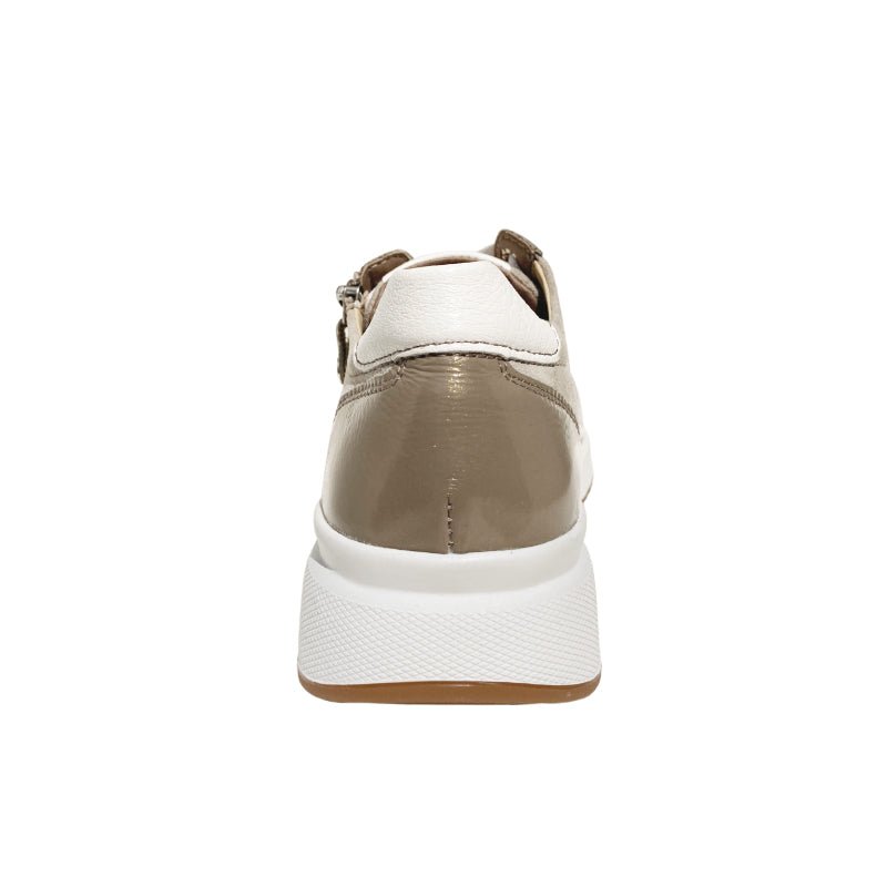 Baksidan av en beige Fidelio damsneaker med vit sula och hälkappa