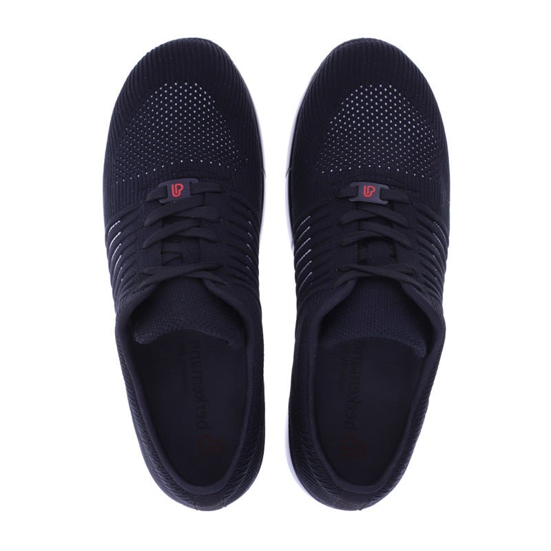 Berkemann herresneakers i sort strik set ovenfra med perforeret tå og rødt logo på pløsen