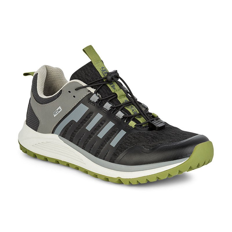 Green Comfort outdoor herrsko i svart och grått med grön sula, sedd snett framifrån med elastiska snören