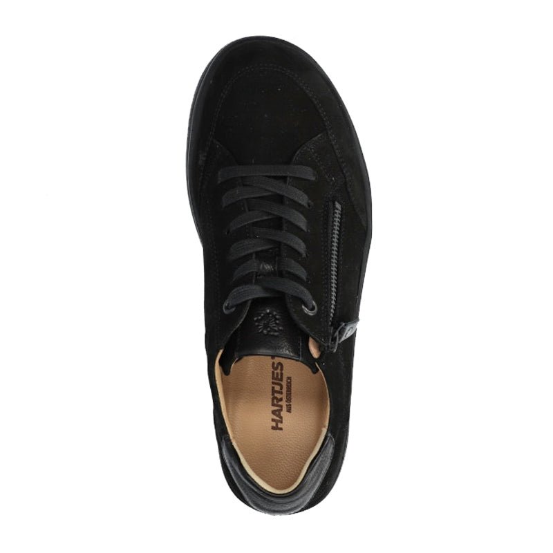 Svart Hartjes damsneaker i nubuck, sedd uppifrån med snörning och Hartjes-logga på innersulan