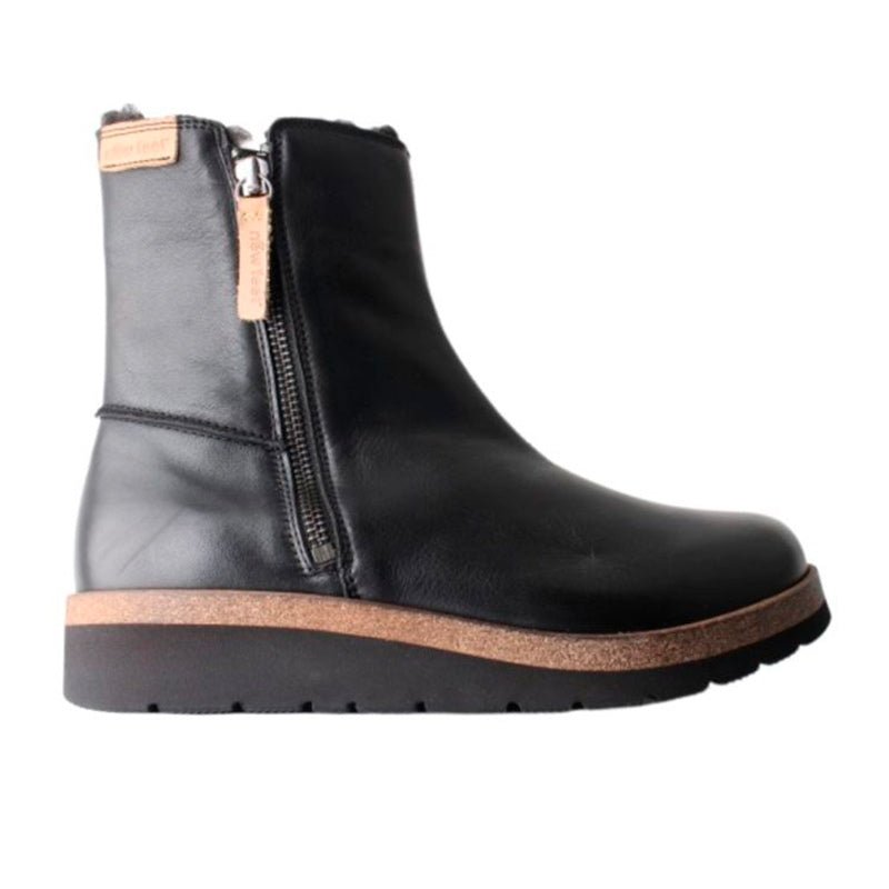 New Feet svart varmfodrad damkänga i läder, sedd från sidan med dragkedja och brun sula