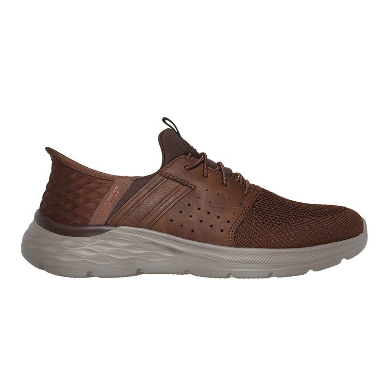 Brun Skechers slip-in herresko set fra siden med fleksibel overdel og komfortabel grå sål