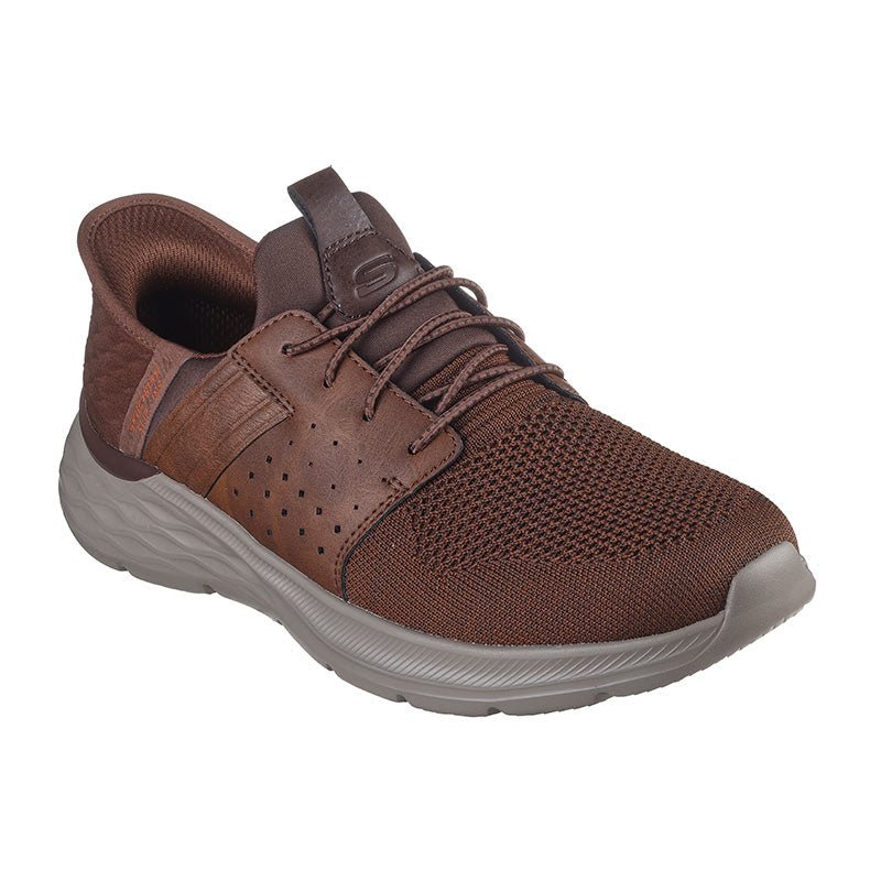 Brun Skechers slip-in herresko set skråt forfra med snørebånd og ventilerende mesh-front