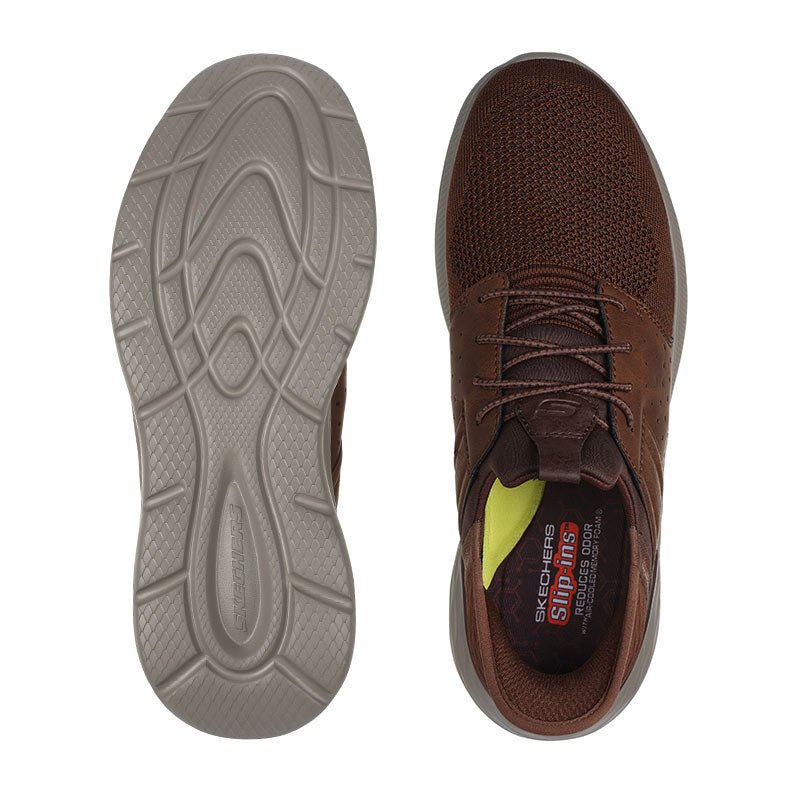 Et par brune Skechers slip-in herresko set ovenfra, viser sålen og indersålen med logo