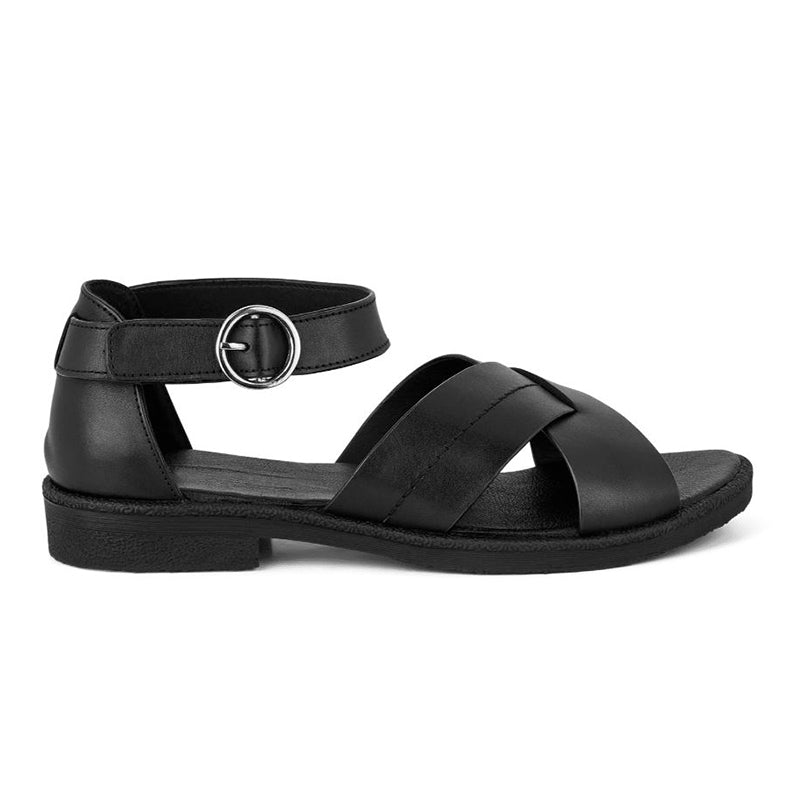 Elegant svart damsandal från Green Comfort i läder med korsrem och ankelrem med spänne, sedd från sidan