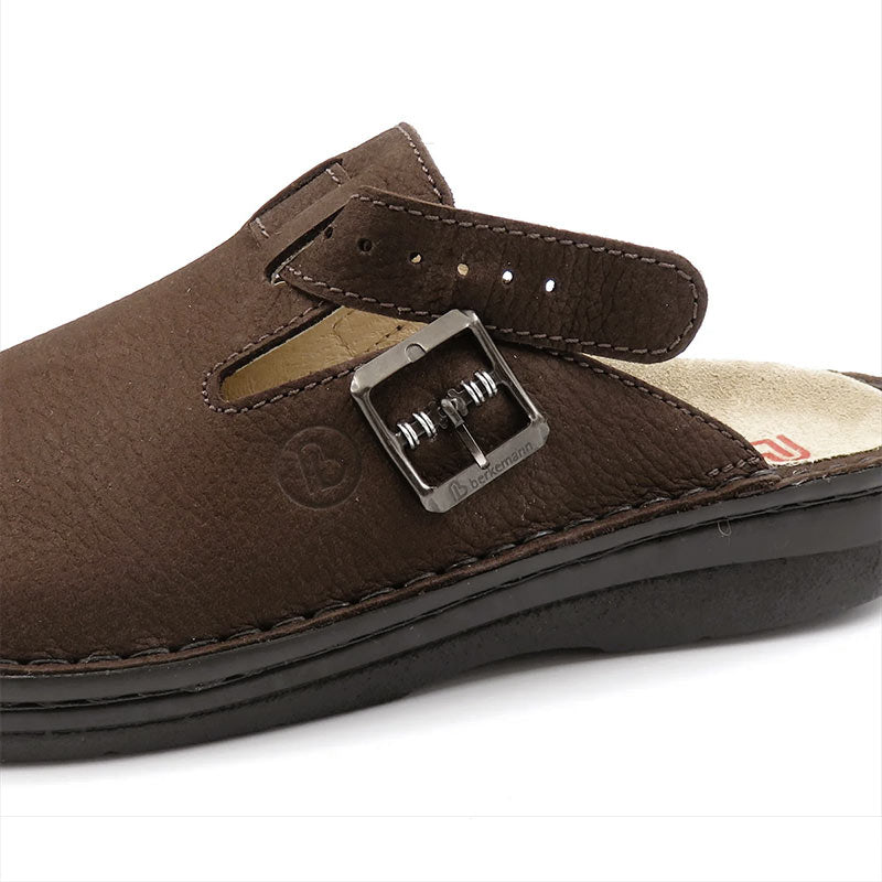 Nærbillede af Berkemann herreslipperens mørkebrune nubuck og det justerbare spænde på remmen