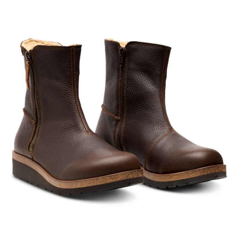 Ett par bruna New Feet damkängor i läder, med dragkedjor och synligt varmt foder, lätt vinklade