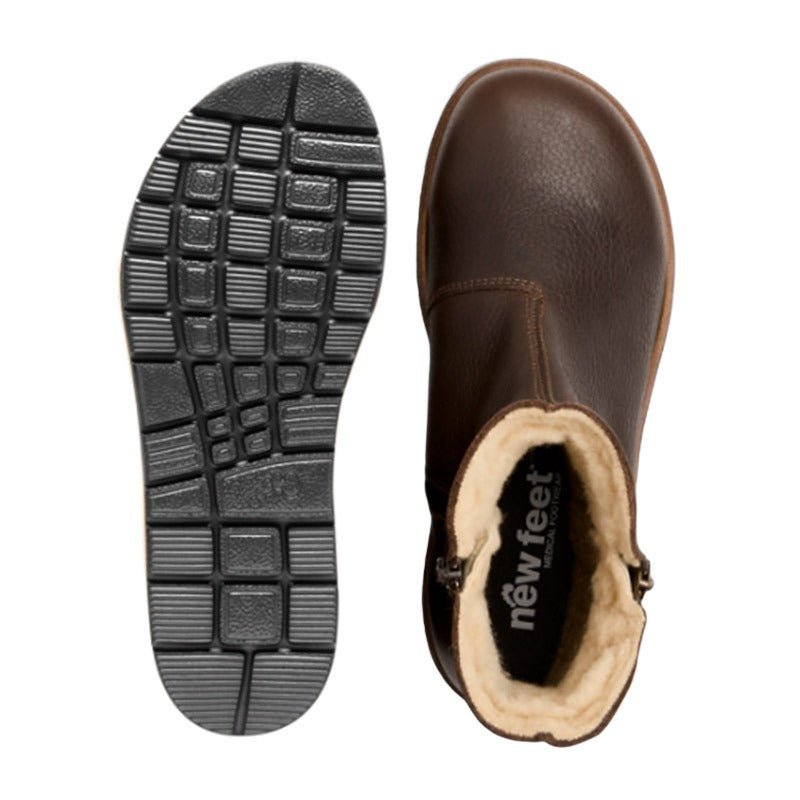 En New Feet damkänga sedd uppifrån med varmt foder och en svart yttersula med tydligt greppmönster