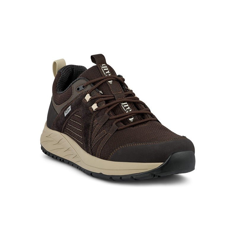 Green Comfort brun outdoor herrsko, sedd snett framifrån med elastiska snören och mockadetaljer
