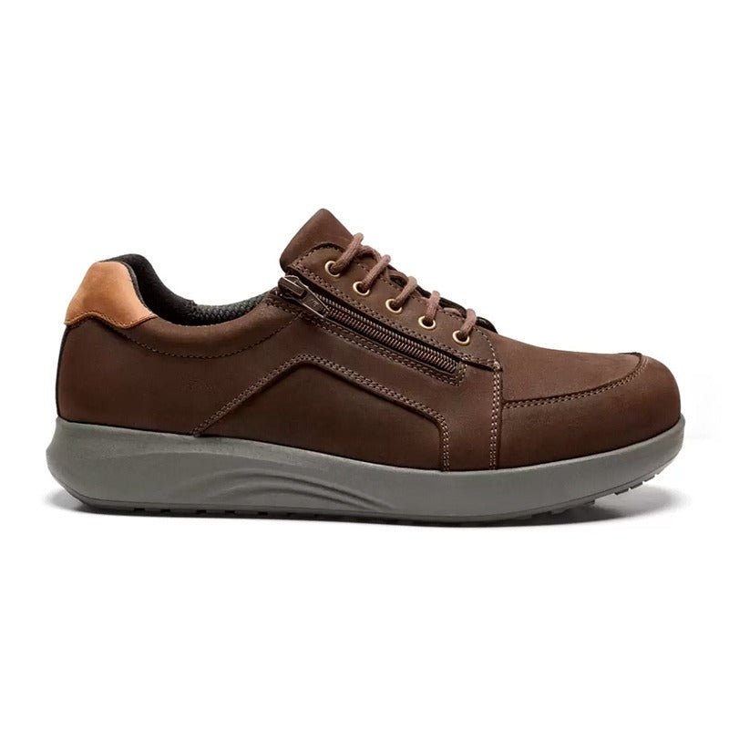 Brun New Feet herresko i nubuck, set fra siden med snørebånd, lynlås og grå sål