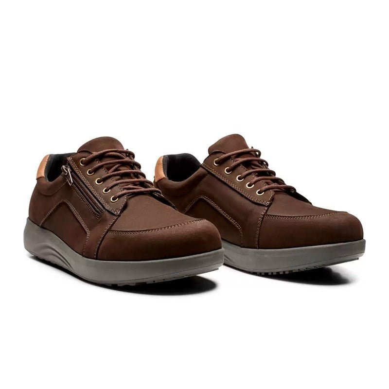 Et par brune New Feet herresko i nubuck, set let skråt forfra med snørebånd og lynlås