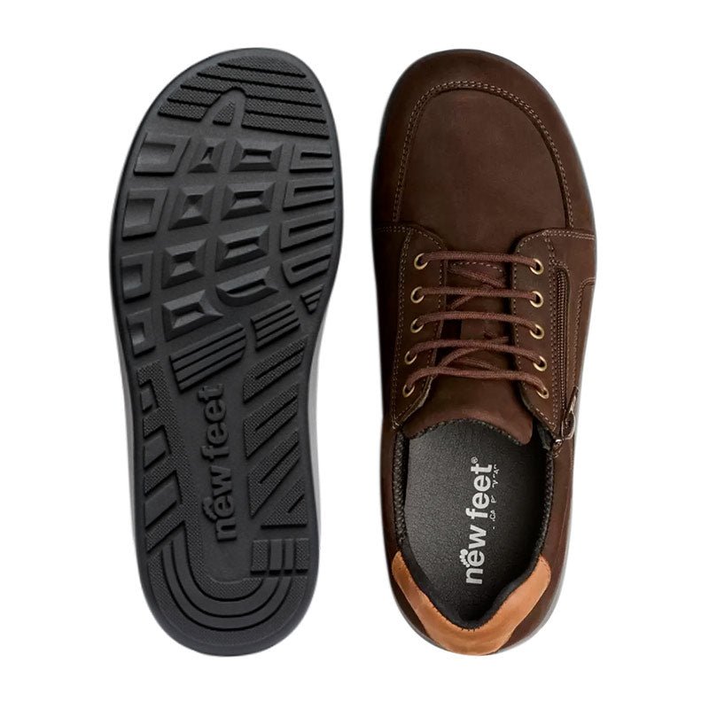 En brun New Feet herresko set oppefra og en sort ydersål med skridsikkert mønster