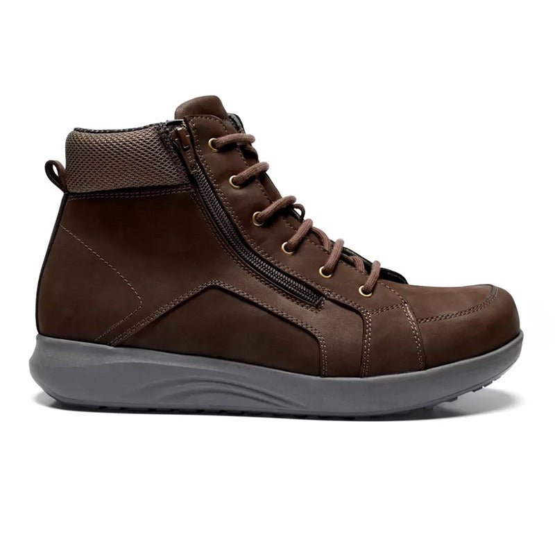 Brun New Feet herrestøvle i nubuck med snørebånd og lynlås set fra siden, med grå sål