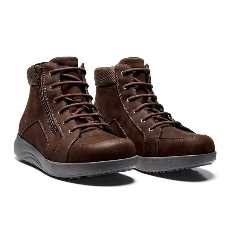 Et par brune New Feet herrestøvler i nubuck med snørebånd og lynlås, set skråt forfra