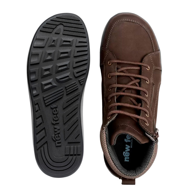 Brun New Feet herrestøvle set oppefra og en sort ydersål med mønster og New Feet logo
