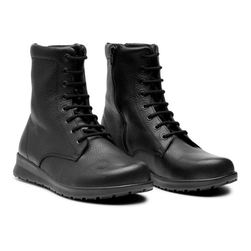 Två svarta New Feet damkängor i läder med snören, sedda snett framifrån, där en dragkedja syns på insidan