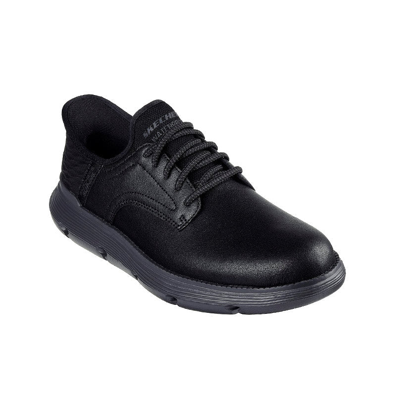 Svart Skechers slip-in herrsko i läder sedd snett framifrån, med snörning och texturerad ovandel