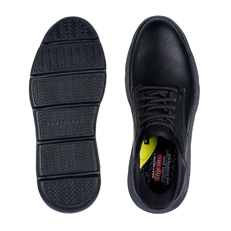 Svarta Skechers herrskor sedda uppifrån, med detaljerad sula och innersula med "Skechers Slip-ins Waterproof