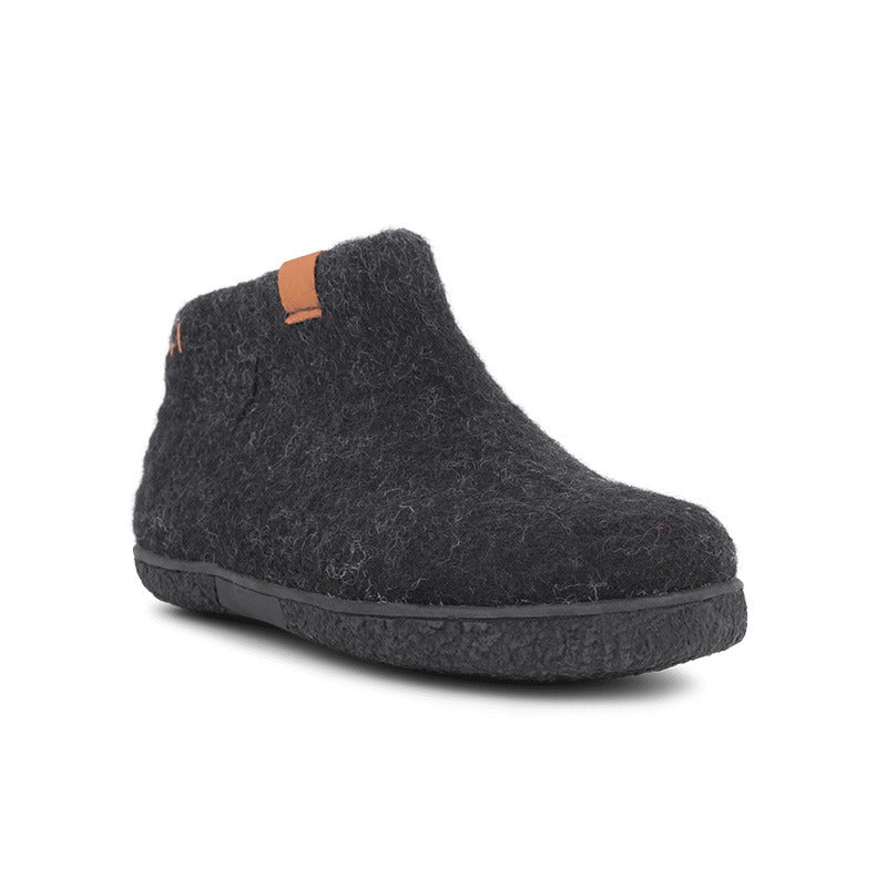 Svart Green Comfort toffel i ullfilt med brun flik, sedd snett framifrån med tydlig textur