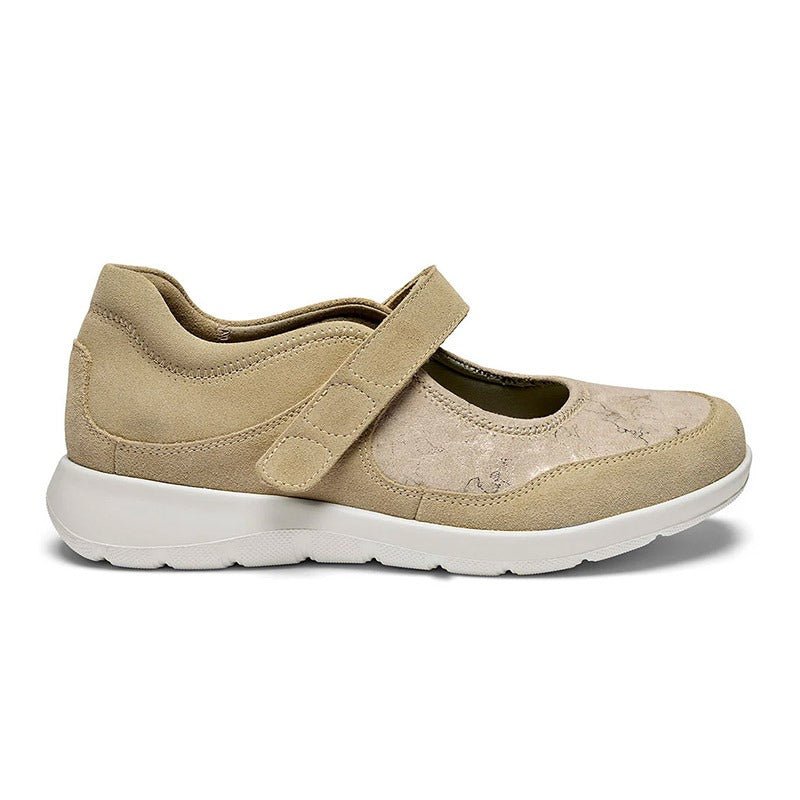 En New Feet ballerinasko för damer i sandfärgad nubuck med mönstrade detaljer, sedd från sidan med kardborreband