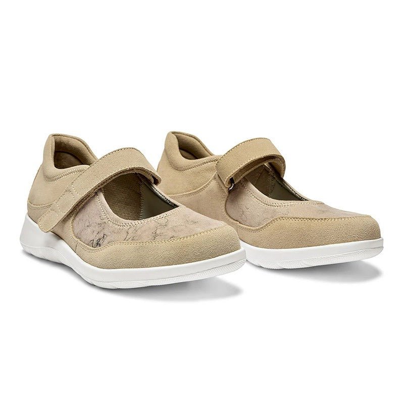 Ett par New Feet ballerinaskor i sandfärgad nubuck för damer, sedda snett framifrån med kardborreband
