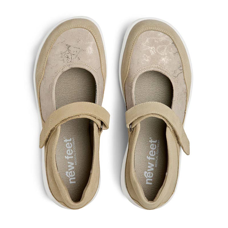 Två New Feet ballerinaskor för damer i sandfärgad nubuck, sedda uppifrån med synliga innersulor och logotyp