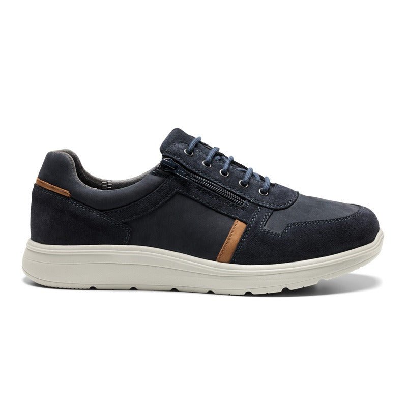 New Feet herresko i mørkeblå nubuck med brune detaljer, set fra siden med snørebånd og lynlås