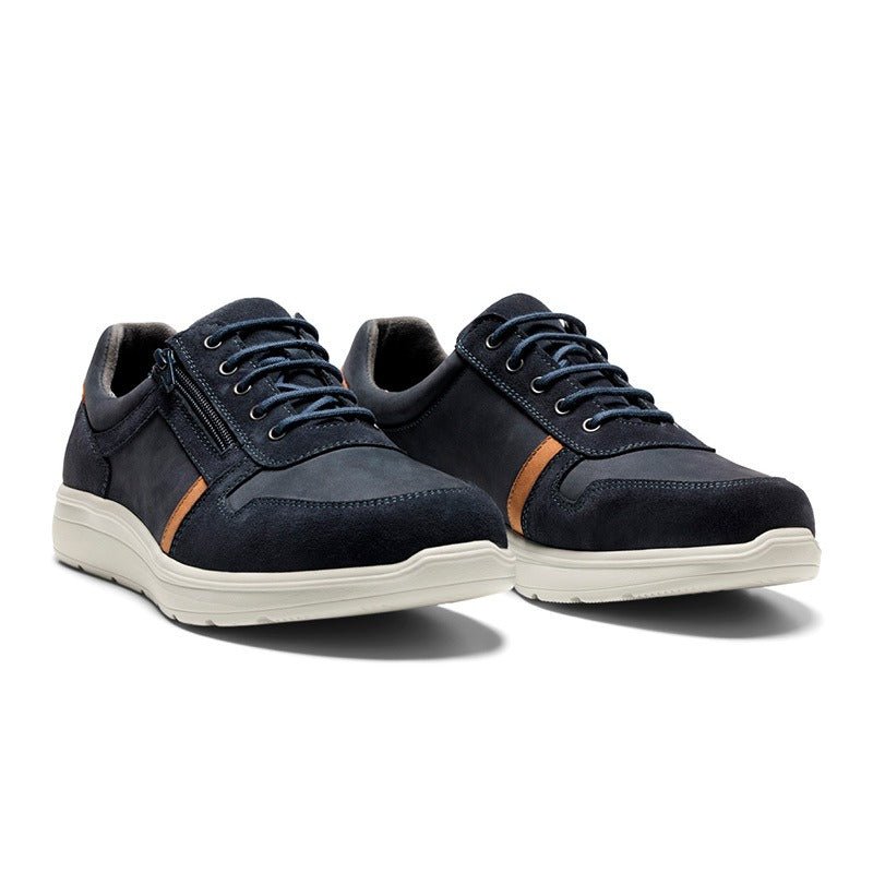 To New Feet herresko i mørkeblå nubuck med brune detaljer, set skråt forfra med snørebånd og lynlås