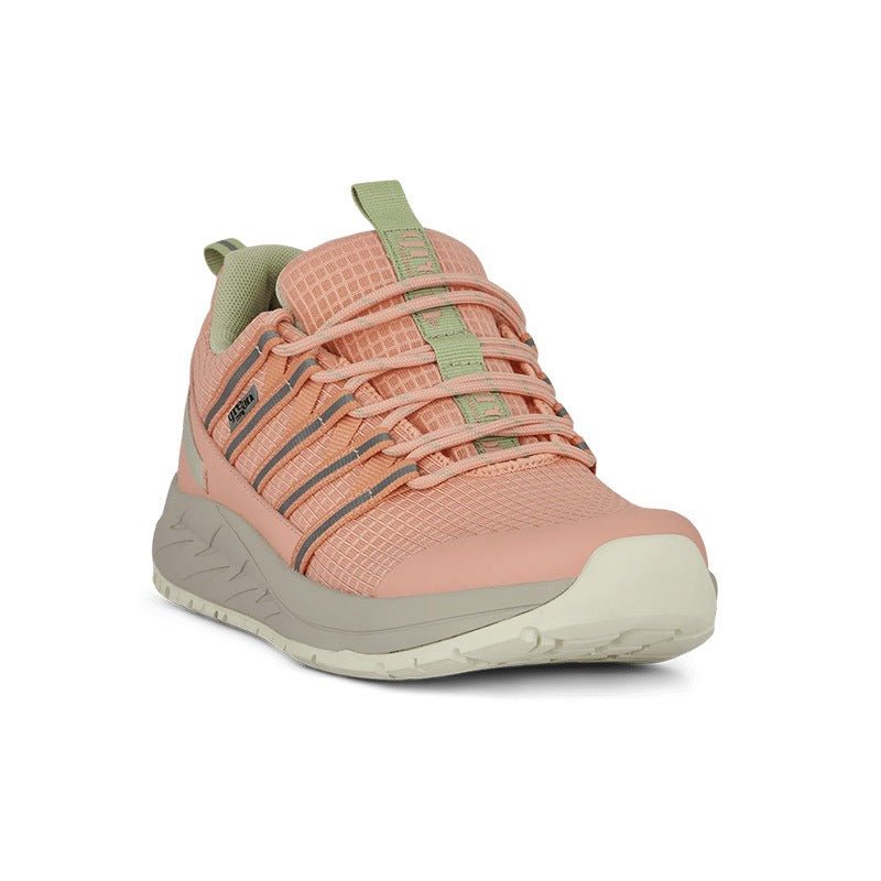 Persikofärgad Green Comfort damsneaker framifrån i vinkel, visar tåparti och snördetaljer