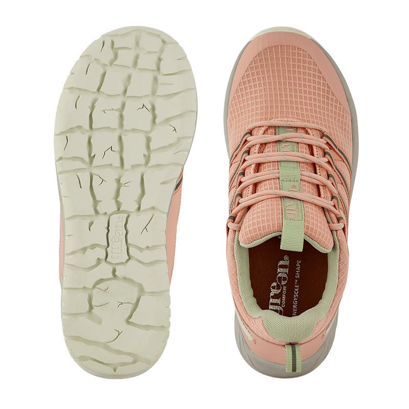 Två persikofärgade Green Comfort damsneakers, en sedd uppifrån och en med mönstrad sula