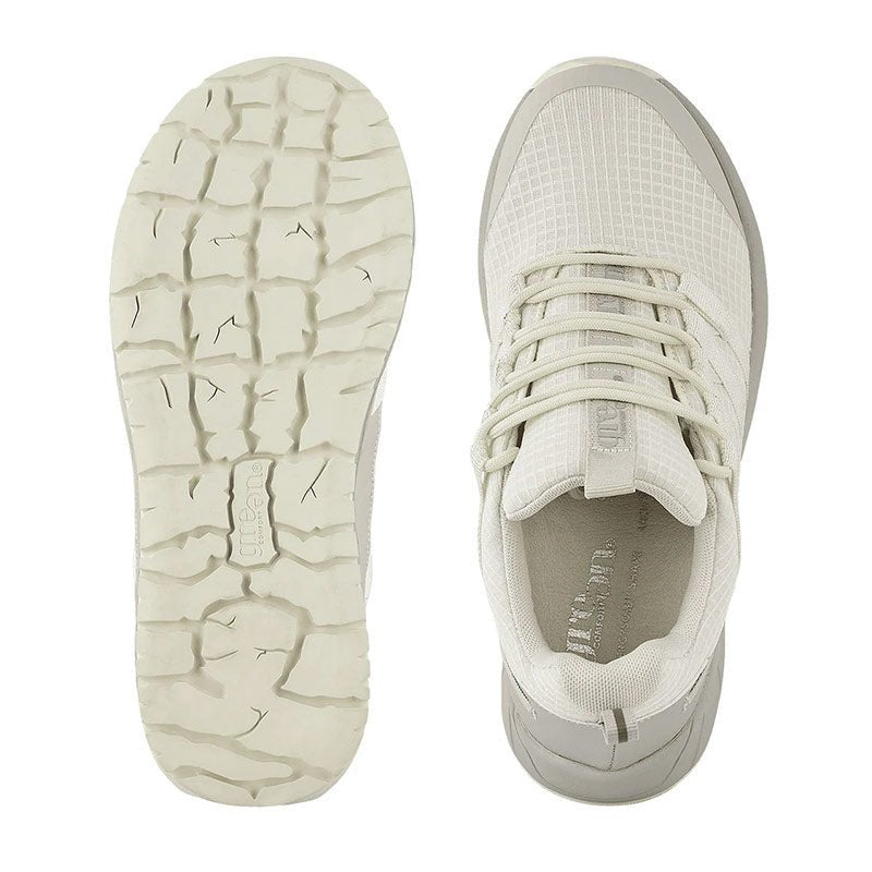 En offwhite Green Comfort damsneaker sedd uppifrån och en sula med halksäkert mönster