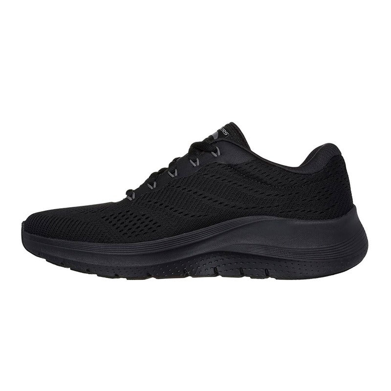 Enkel sort Skechers herresneaker i åndbart mesh set fra den modsatte side