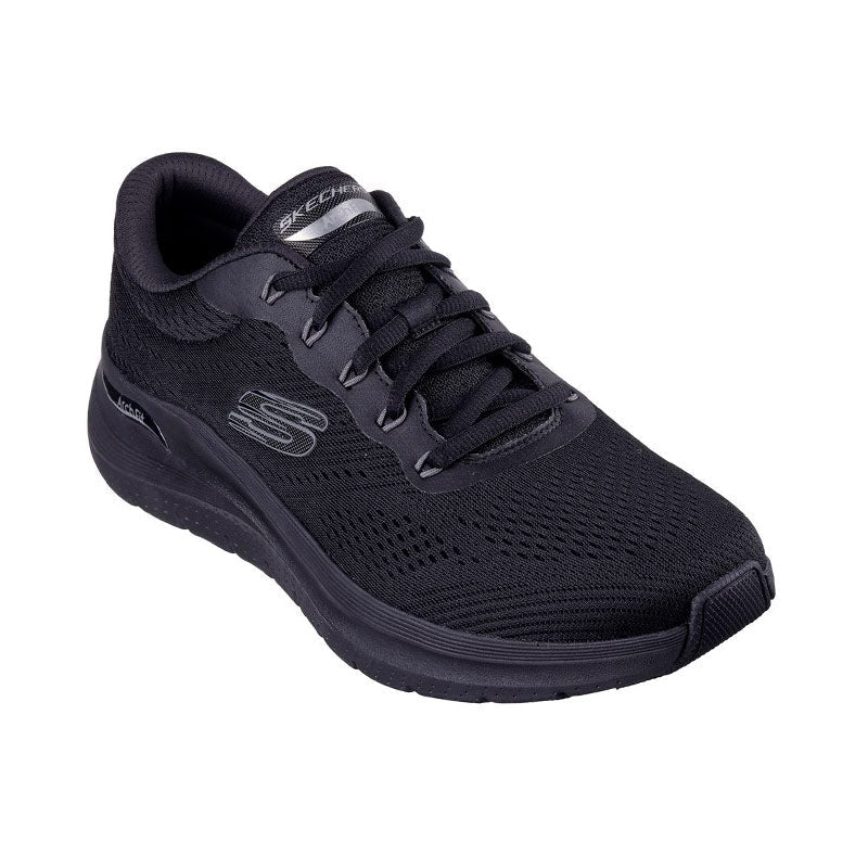Sort Skechers herresneaker med snørebånd og mesh-overdel set skråt forfra