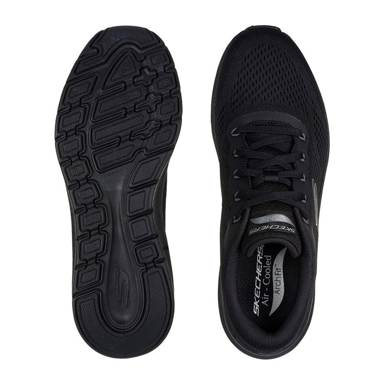 Sort Skechers herresneaker vist fra oven med indersål og fra neden med skridsikker ydersål