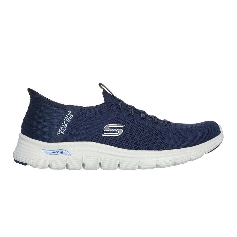 Marinblå Skechers slip-in damsneaker med vit sula, sedd från sidan, visar Arch Fit-logotypen