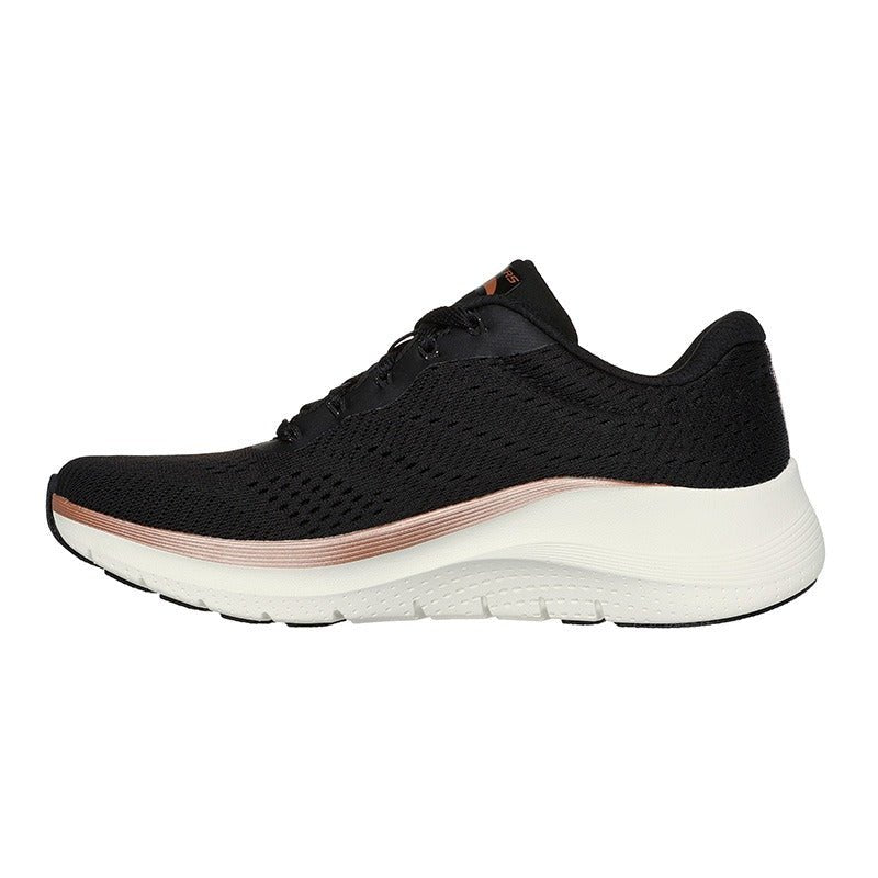 Svart lättviktssneaker för damer från Skechers, sedd från höger sida med vit sula och snörning