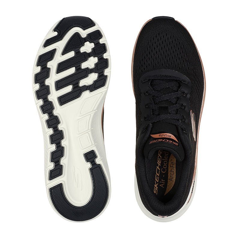 Ovanifrån bild av svarta Skechers damsneakers, visar ovansida med snörning och den mönstrade undersulan