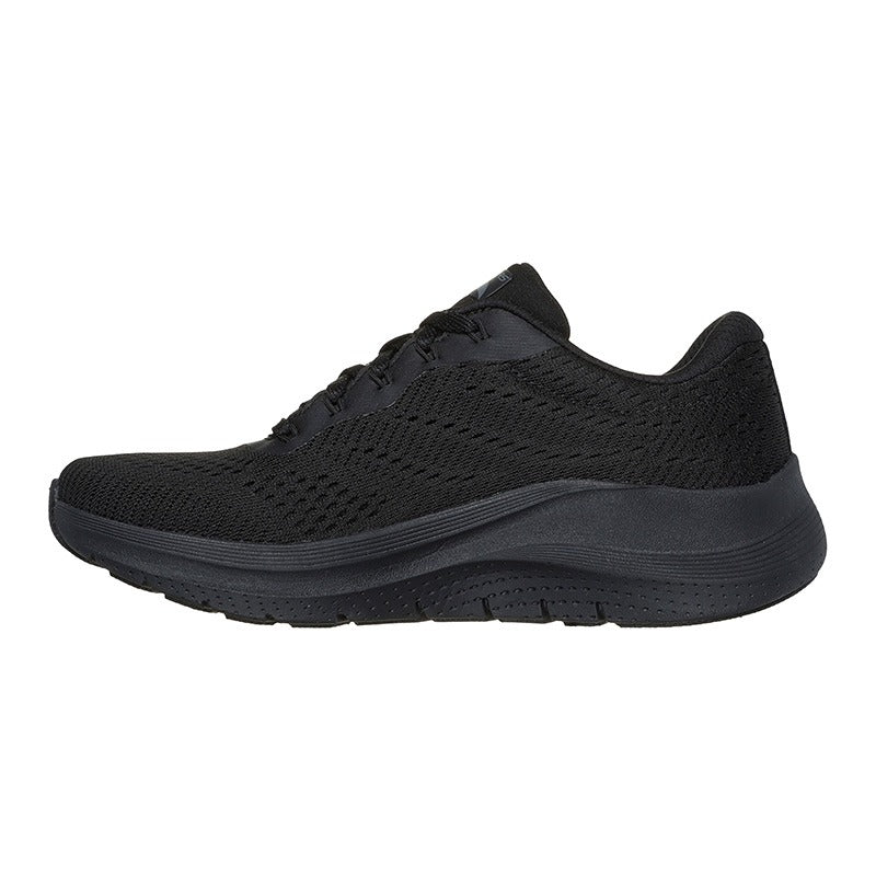 Svart damsneaker från Skechers sedd från sidan, visar skons profil och den tjocka sulan