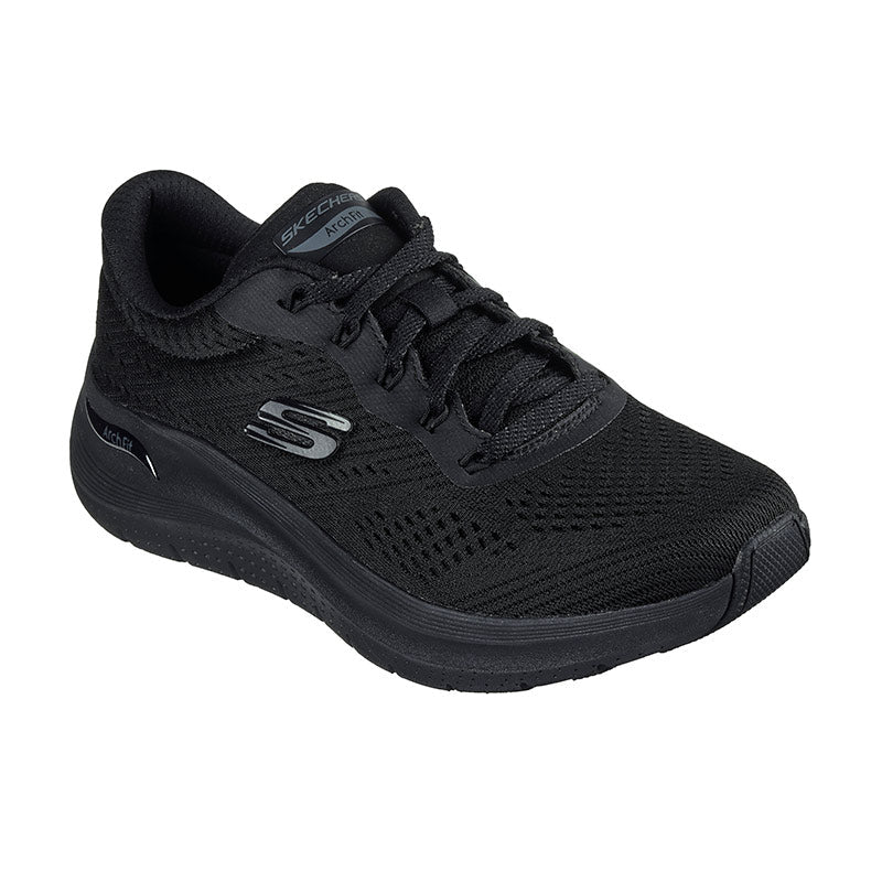 Svart Skechers Arch Fit damsneaker i vinklad framifrån-vy, med synlig snörning och mesh-material